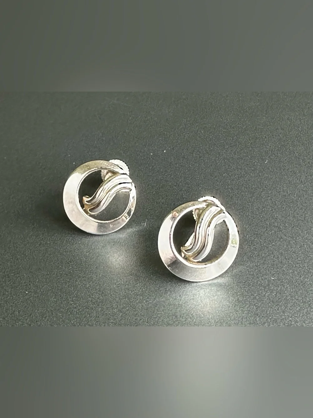 VTG Coro Modernist Swirl Ribbon Screw Back Earrings Silver Tone MCM 1/2